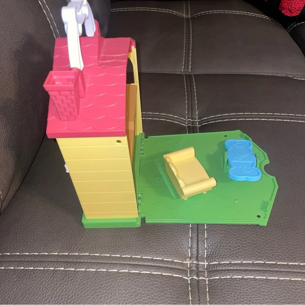 Disney just play, Playhouse, including couch.
